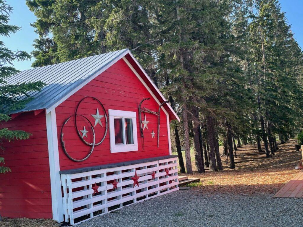 Barn Wedding Venue near Calgary, Alberta has many beautiful photography locations. 
